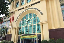 Đình chỉ 2 cán bộ trường đại học Kinh doanh và công nghệ Hà Nội vì in pa nô có hình cờ nước ngoài