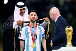 Qatar lên tiếng về chiếc áo choàng đen của Messi