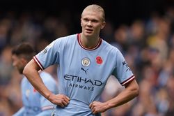 Haaland buồn chán khi nhìn đồng đội dự World Cup