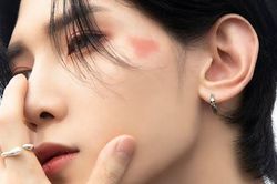 Fan phấn khích ngắm ảnh teaser với vết bớt hình trái tim của Yeosang ATEEZ