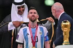 Qatar tiết lộ lý do Messi mặc 'hoàng bào' nâng cúp vô địch World Cup 2022