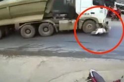 Clip: 'Tiến thoái lưỡng nan' vì vội vã, nữ tài xế đi xe máy đứng yên hứng tai họa từ xe 'khủng'