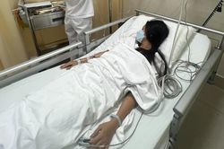 Kim Duyên nhập viện với dây nhợ chằng chịt quanh người nhưng vẫn không quên nhắn gửi đến Ngọc Châu