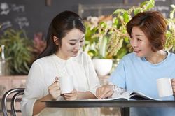 Nghe mẹ chồng tương lai bàn chuyện tiền sính lễ mà tôi cay xè mắt