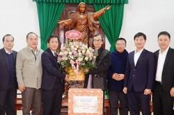 Chính trị - Xã hội Theo dòng thời sự Chủ tịch UBND tỉnh Nguyễn Văn Phương thăm, chúc mừng Đan viện Thiên An