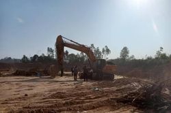 Vĩnh Phúc: Tạm giữ 3 máy xúc khai thác đất trái phép ở xã Kim Long