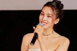 Nhã Phương, Tiểu Vy đọ sắc quyến rũ