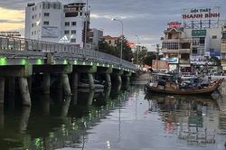 Người câu cá kịp thời cứu thanh niên nhảy cầu tự tử