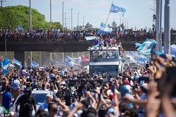 CĐV Argentina ngã từ trên cầu ở buổi ăn mừng vô địch thế giới