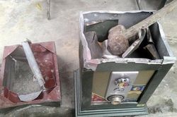 Khoét rào đột nhập nhà dân, phá két sắt trộm 300 triệu đồng
