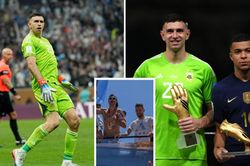 Emiliano Martinez ôm thú bông chế nhạo Mbappe