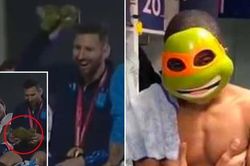 Phản ứng đặc biệt của Messi với chiếc mặt nạ được ví như Mbappe