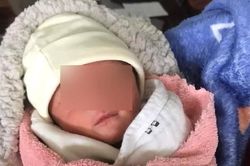 Nghi vấn người mẹ còn đi học, sinh con rồi bỏ rơi trong nhà hoang
