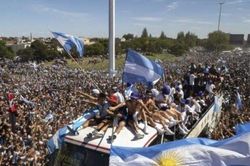 Triệu CĐV đón Messi, rước cúp vàng, ĐT Argentina phải nhờ trực thăng 'giải cứu'