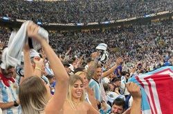 Động thái mới nhất của nữ CĐV Argentina cởi áo ăn mừng trên khán đài