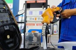 Giá xăng tiếp tục giảm, xuống dưới 20.000 đồng/lít