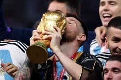 Messi khoác áo choàng đen nâng cúp: Người làm ra chiếc áo tiết lộ điều bất ngờ