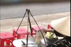 Xác minh thông tin người bán hàng rong đổ thức ăn thừa vào nồi để bán