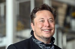Elon Musk hứa sẽ từ chức CEO Twitter nếu tìm được người 'đủ ngu' để thay thế ông