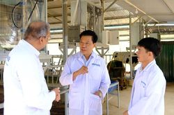 Cát Tiên: Ký kết hợp tác phát triển chăn nuôi bò sữa trên địa bàn