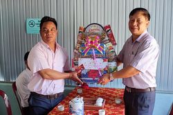 Lãnh đạo Ban Dân tộc thăm, tặng quà chức sắc tôn giáo dịp Giáng sinh