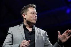 Tỷ phú Elon Musk đổ lỗi cho lãi suất khi cổ phiếu Tesla giảm mạnh