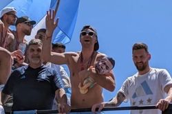 Thủ môn Argentina ôm búp bê hình Mbappe khiến dân mạng dậy sóng
