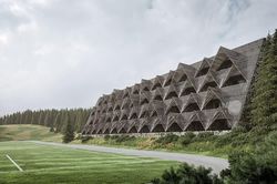 Kết cấu gỗ phủ kín mặt tiền khách sạn ở Slovenia