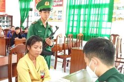Vợ gửi ma túy đá cho chồng sử dụng