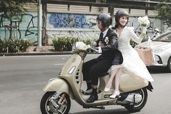 Phan Hiển đón Khánh Thi về dinh bằng dàn mô tô và vespa 'cực ngầu'