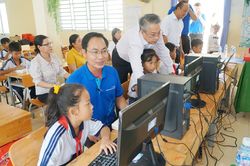 Tặng thiết bị và tập vở cho học sinh dân tộc Khmer ở Sóc Trăng