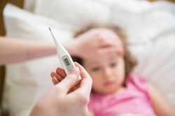 Con sốt co giật, cha mẹ tuyệt đối không làm điều này