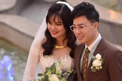 Sao Việt: MC Lê Anh đăng ảnh kỷ niệm 2 năm ngày cưới, Mạnh Trường nhớ khoảnh khắc lãng mạn mùa Giáng sinh năm ngoái