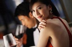 Sự thật động trời phơi bày trong chiếc điện thoại bỏ quên ở nhà của vợ trẻ