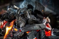 Đốt than củi sưởi ấm, 3 người trong gia đình bị ngạt khí