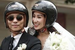 Phan Hiển đón Khánh Thi bằng xe vespa trong lễ rước dâu