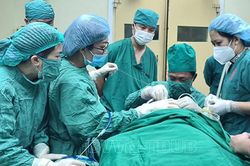 Đang chơi, trẻ 6 tuổi tím tái do nuốt pin cúc áo