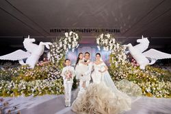 Hé lộ khung cảnh tràn ngập hoa, đẹp tựa cổ tích trong đám cưới Khánh Thi - Phan Hiển