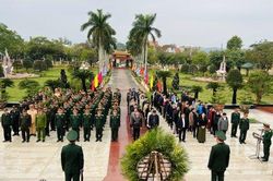 Chính trị - Xã hội Chính trị - Xã hội Dâng hương tri ân Anh hùng liệt sỹ tại nghĩa trang TX.Hương Thủy