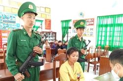 Vợ gửi ma túy ra tàu cá cho chồng sử dụng