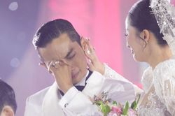 Phan Hiển khóc nức nở bên Khánh Thi, từng sợ không ai tới dự đám cưới