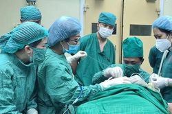 Hơn 1 giờ gắp cục pin cúc áo trong phế quản bệnh nhi 6 tuổi