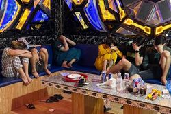 Nhóm thanh niên nam nữ bay lắc trong quán karaoke