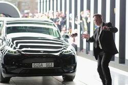 Cổ phiếu Tesla giảm gần 9% vì sự chểnh mảng của Elon Musk