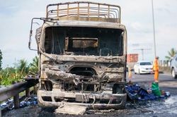 Xe tải bị thiêu rụi trong khu công nghiệp ở Bình Dương