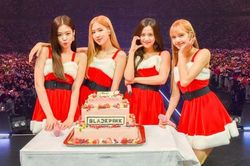 Blackpink chiêu đãi fan tiết mục Giáng sinh đặc biệt trong đêm diễn Born Pink