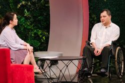 Trạm yêu thương: 'Nét chữ nghị lực' của thầy giáo khuyết tật cả chân và tay ở Hà Nội