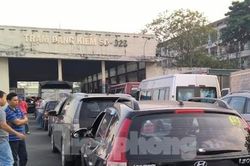 Người dân TPHCM đi đăng kiểm xe ô tô từ 3h sáng