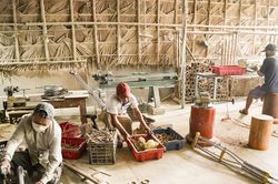 Những người thợ mang nạng ở xưởng tre Trà Lân