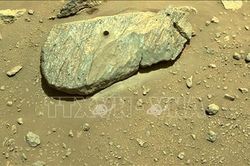 Xe tự hành của NASA đặt mẫu vật đầu tiên lên bề mặt Sao Hỏa